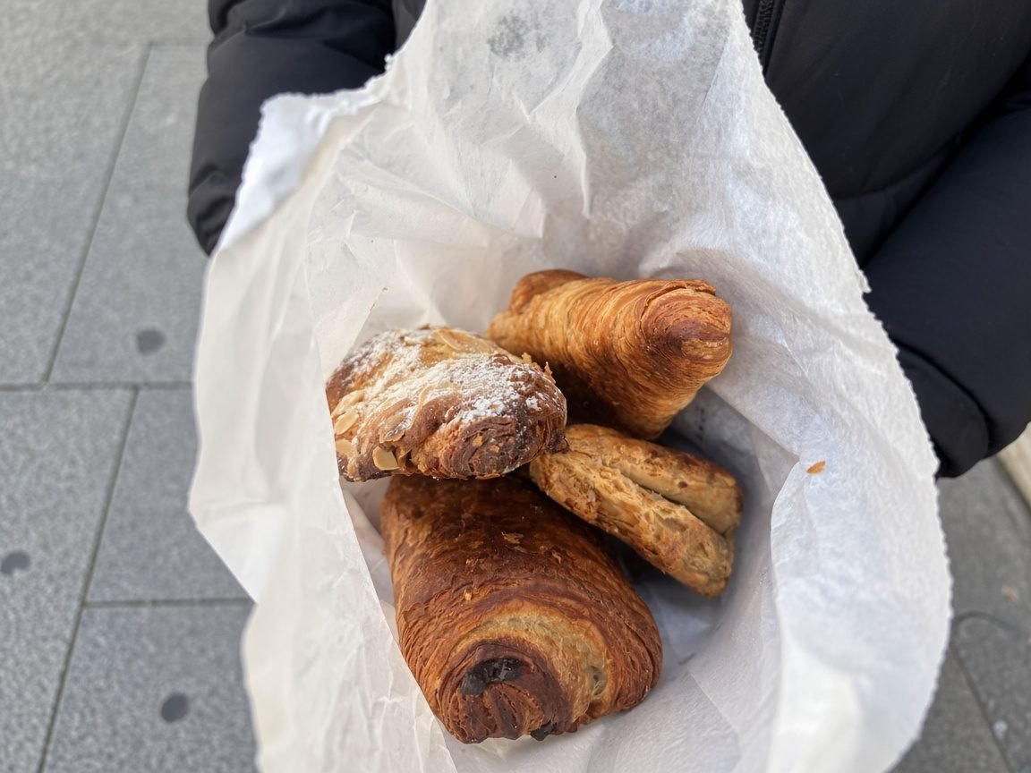 Croissant, pain au chocolat et croissant aux amandes.